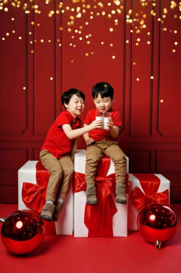 Red wall Giant Christmas Present Bellingham Family Photographer